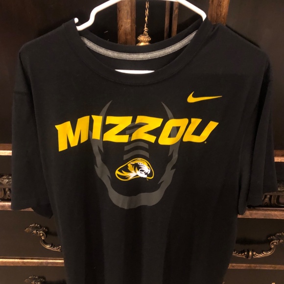 Men’s College Tshirt - Picture 2 of 2